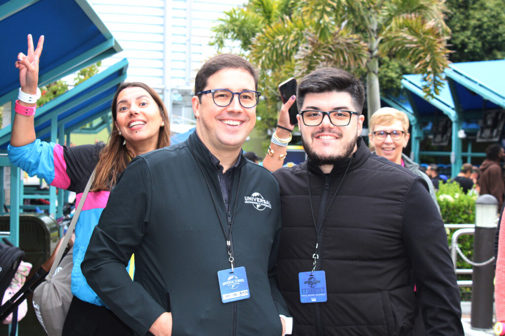 Martim Diniz, da Universal, e Paulo Biondo, da CVC, com Fernanda Paranhos, da CVC, de intrusa na foto