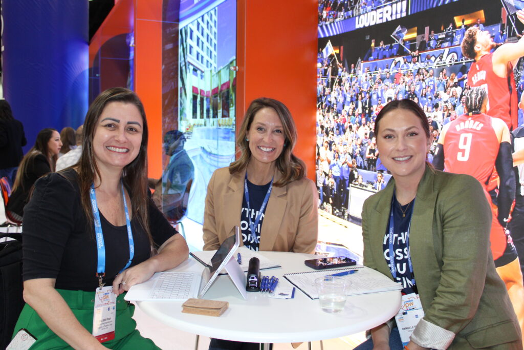 Melissa Rosa, da Interep, com Hailey Meier e Danielle Pechous, do Orlando Magic