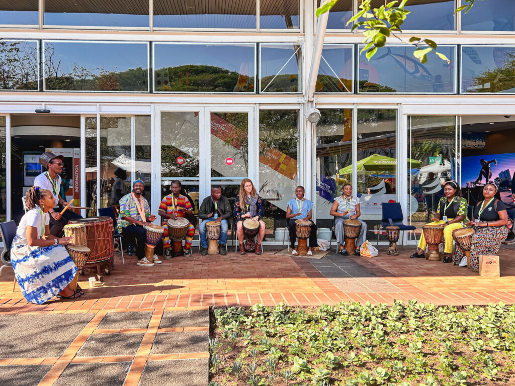Músicos estão espalhadas pela Africa’s Travel Indaba compartilhando arte e cultura com o público da feira