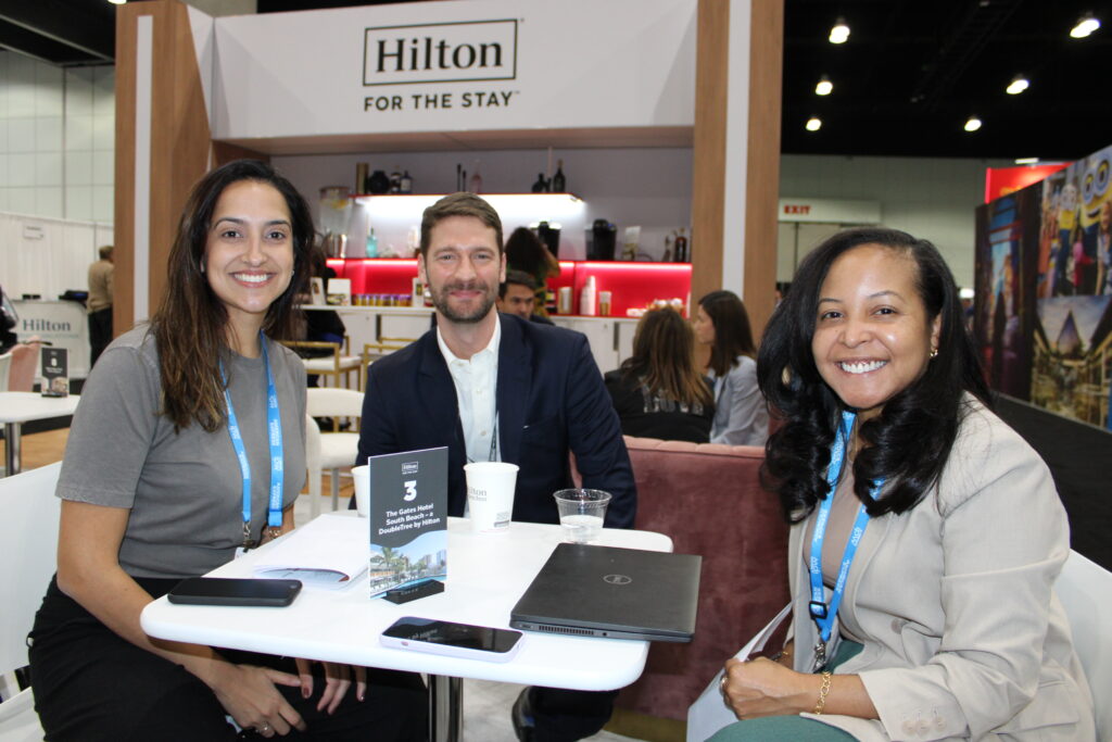 Nathalia Vicente, da Smiles Viagens, e Ivo Berger e Angie Cabral, do Hilton