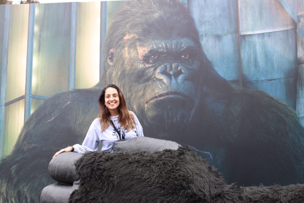 Nathalia Vicente, da Smiles Viagens, na mão do King Kong