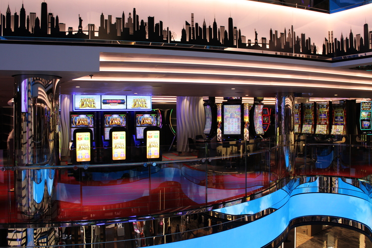 O casino do navio funciona apenas quando a embarcação está em navegação O casino do navio funciona apenas quando a embarcação está em navegação