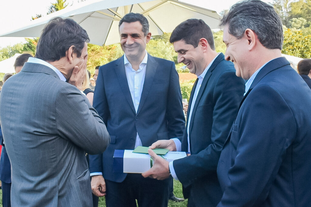 Marcelo Carvalho e Bruno Uzac, da PontesTur entregaram um bolo de rolo ao CEO da TAP como presente