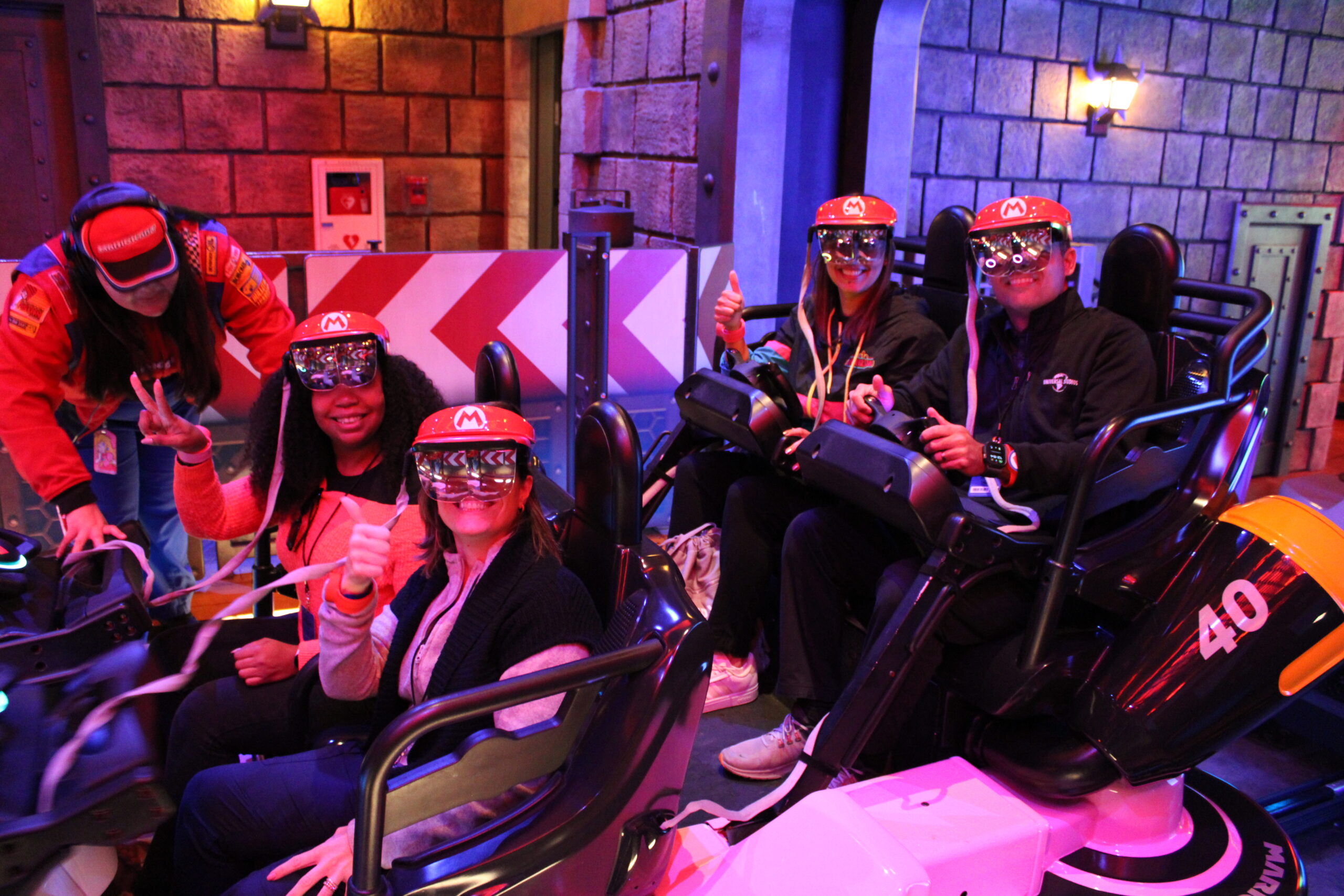Disputa de Vilmara Souza, da Agaxtur, Mariana Hecksher, da Interep, Fernanda Paranhos, da CVC Corp, e Renato Gonçalves, da Universal, no Mario Kart Disputa de Vilmara Souza, da Agaxtur, Mariana Hecksher, da Interep, Fernanda Paranhos, da CVC Corp, e Renato Gonçalves, da Universal, no Mario Kart