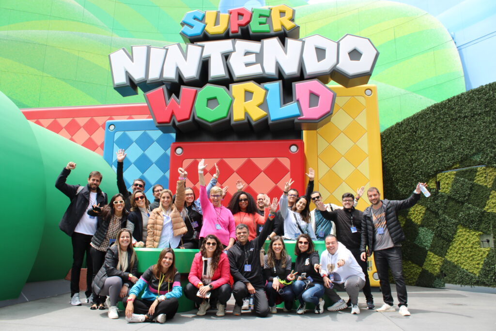 Operadores brasileiros e equipe da Universal em frente a area tematica de Super Nintendo World Universal Studios Hollywood recebe principais operadores em tour pré-IPW 2024; fotos