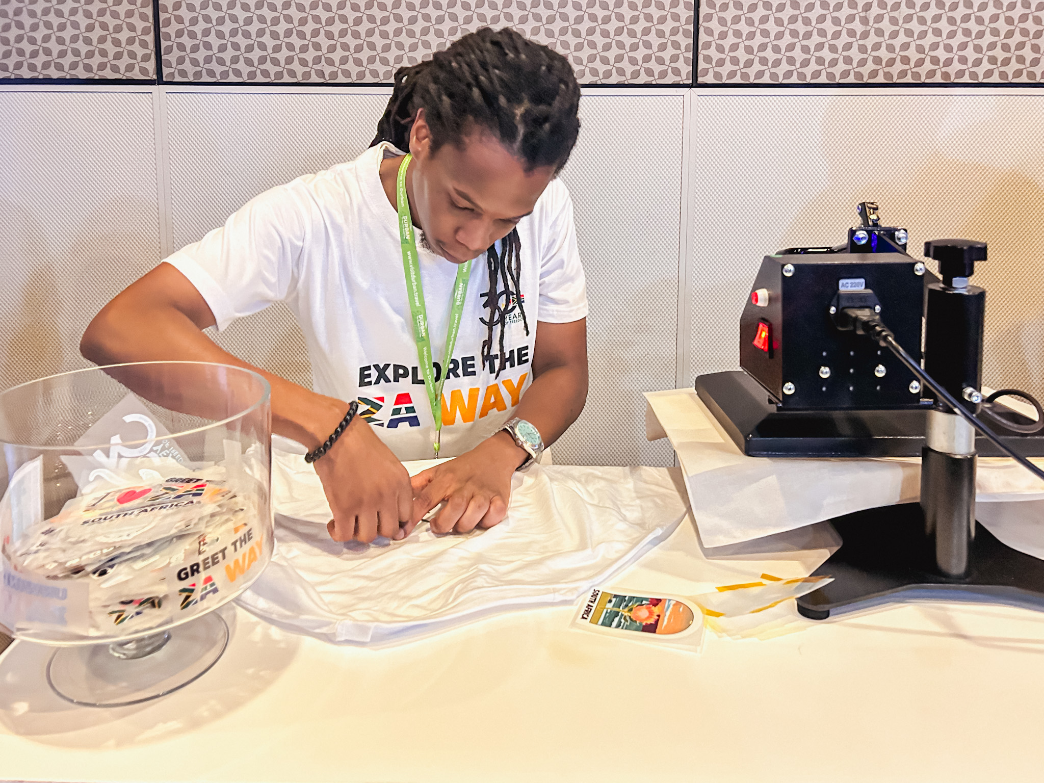 Os participantes da feira puderam personalizar camisetas e bolsas Os participantes da feira puderam personalizar camisetas e bolsas