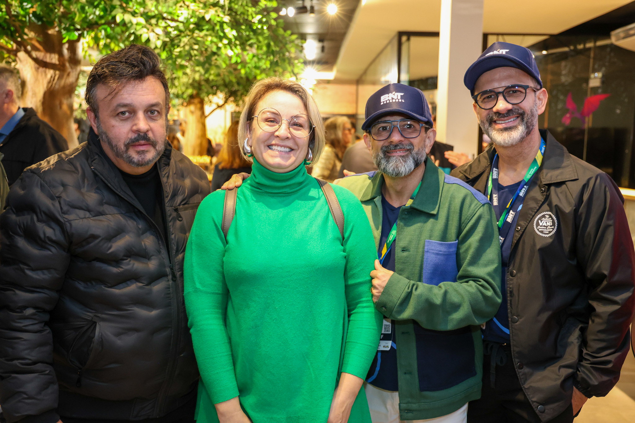 Osny Maciel Júnior, do Hotel Sibara, Cristine Fabbris, do Expo Centro BC, e Geninho Goes e Eduardo Domingos, da BNT Mercosul Osny Maciel Júnior, do Hotel Sibara, Cristine Fabbris, do Expo Centro BC, e Geninho Goes e Eduardo Domingos, da BNT Mercosul