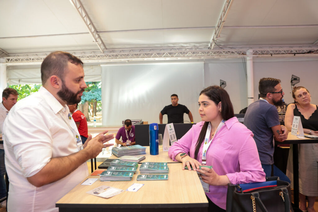 Otávio Luiz de Almeida, do Bonito Way Turismo e Eventos, e Daniela Clemente, da Uniworld