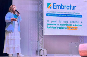 Tania Neres, coordenadora de Afroturismo, Diversidade e Povos Indígenas da Embratur, durante palestra em evento no Maranhão (Divulgação/Embratur)