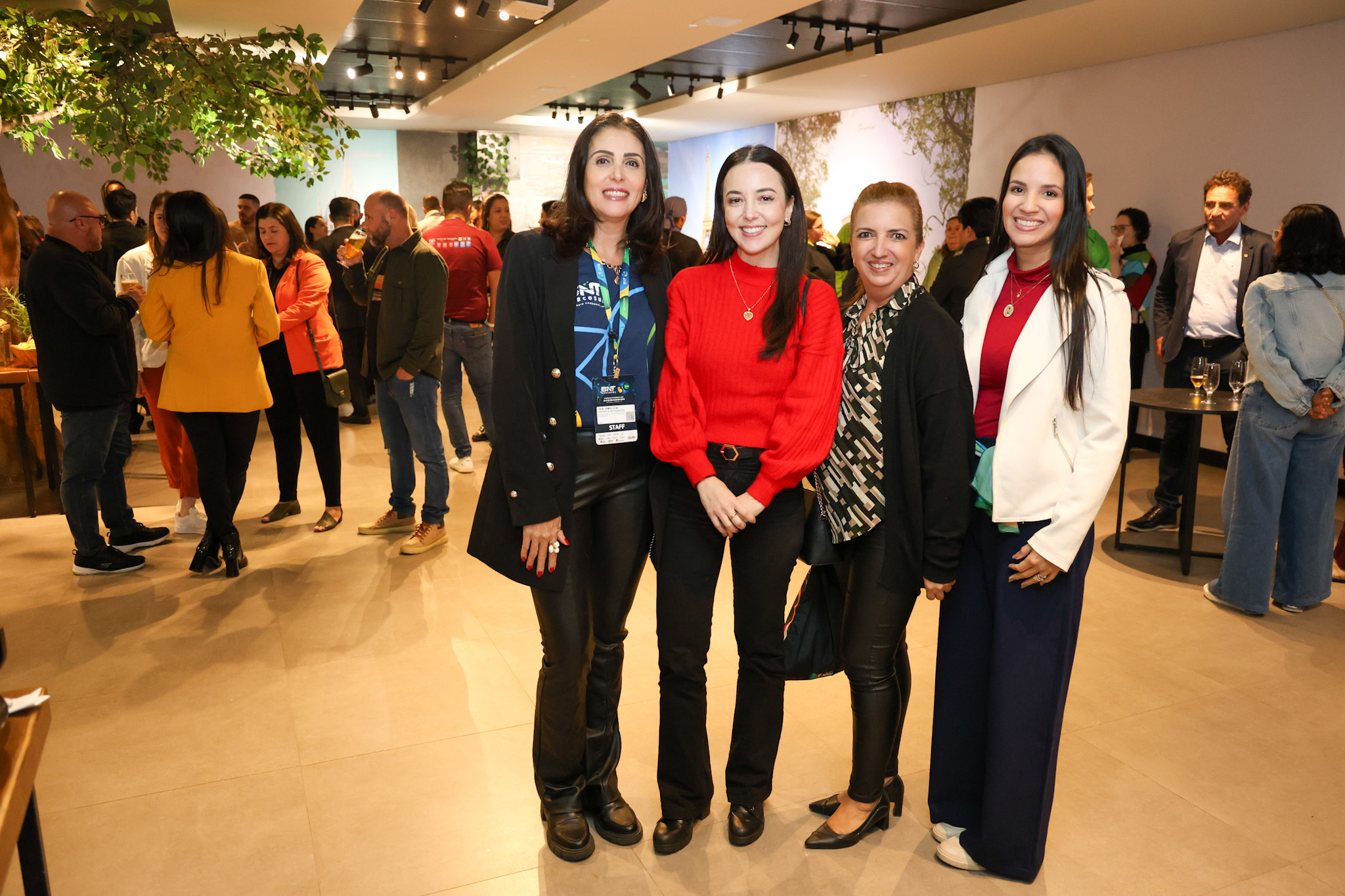 Patrícia Schaebler, da BNT Mercosul, com Juliana Britto, Simone Lara e Maria Letícia Costa, do Mato Grosso Patrícia Schaebler, da BNT Mercosul, com Juliana Britto, Simone Lara e Maria Letícia Costa, do Mato Grosso