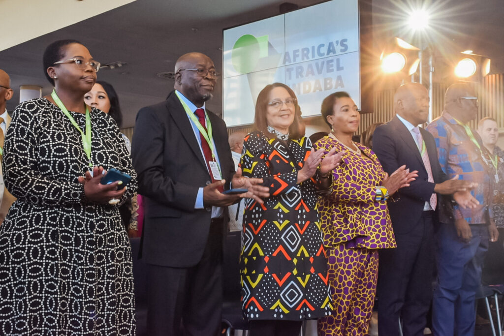 Patricia de Lille, ministra do Turismo da África do Sul ao lado de autoridades do setor