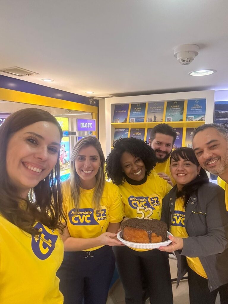 Paula Rorato, diretora de Produtos Internacionais, com a franqueada Juliana Leone e equipe no Shopping Eldorado