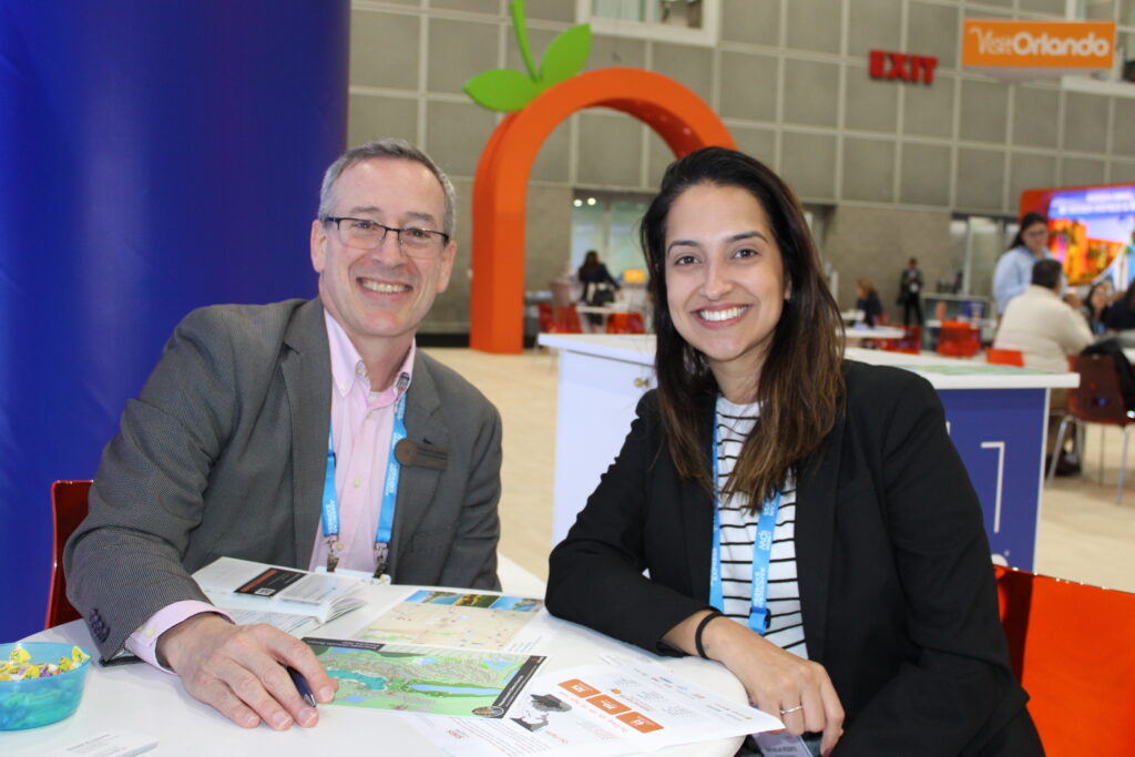 Phillipe de Leonardis, do Evermore Orlando Resort, e Nathalia Vicente, da Smiles Viagens