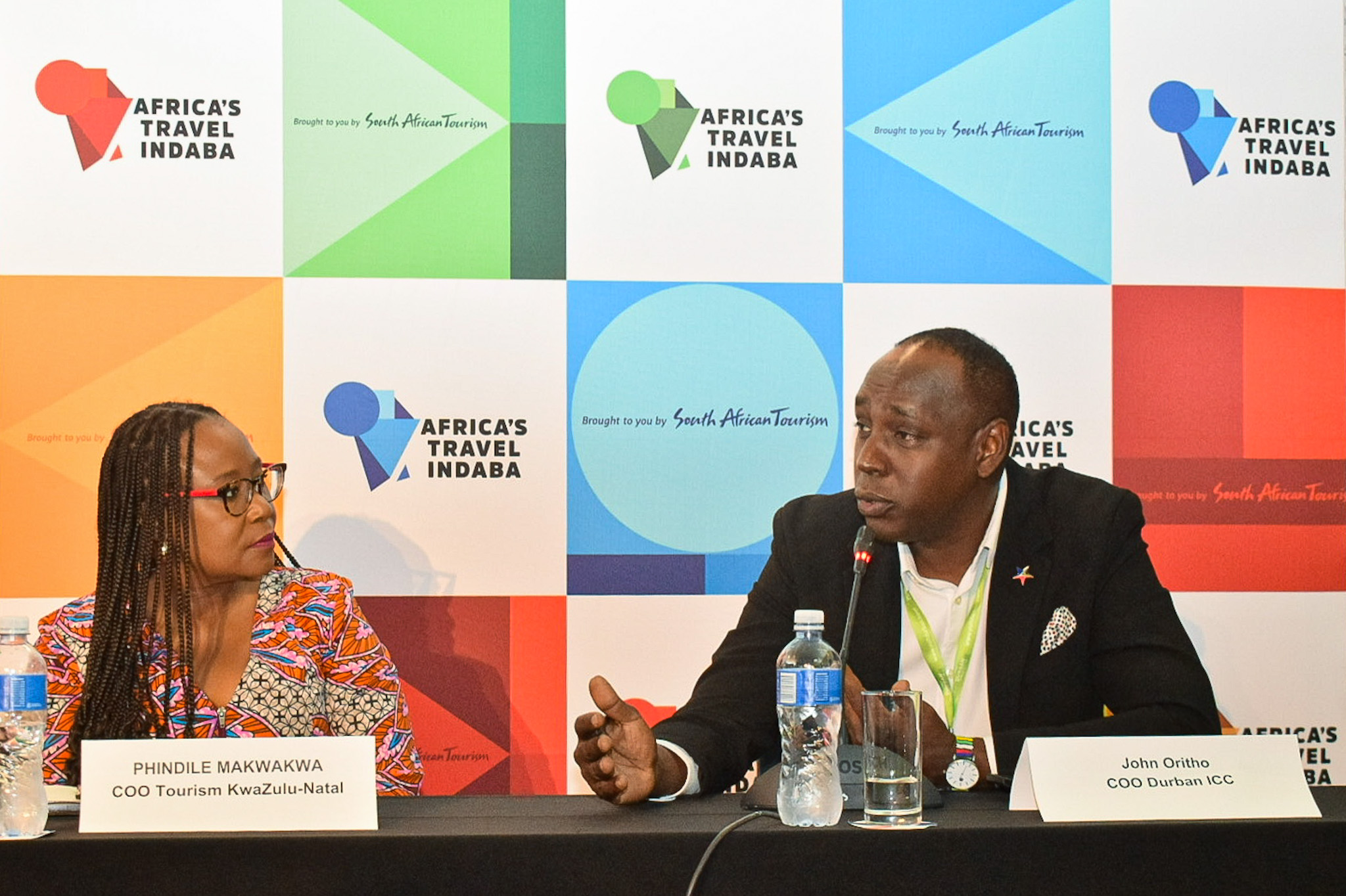 Phindile Makwakwa, COO do Turismo de KwaZulu-Natal e John Oritho, COO do Centro de Convenções de Durban Phindile Makwakwa, COO do Turismo de KwaZulu-Natal e John Oritho, COO do Centro de Convenções de Durban