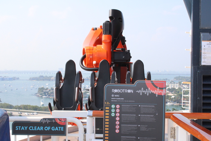ROBOTRON, uma atração de adrenalina, que simula uma montanha-russa ROBOTRON, uma atração de adrenalina, que simula uma montanha-russa