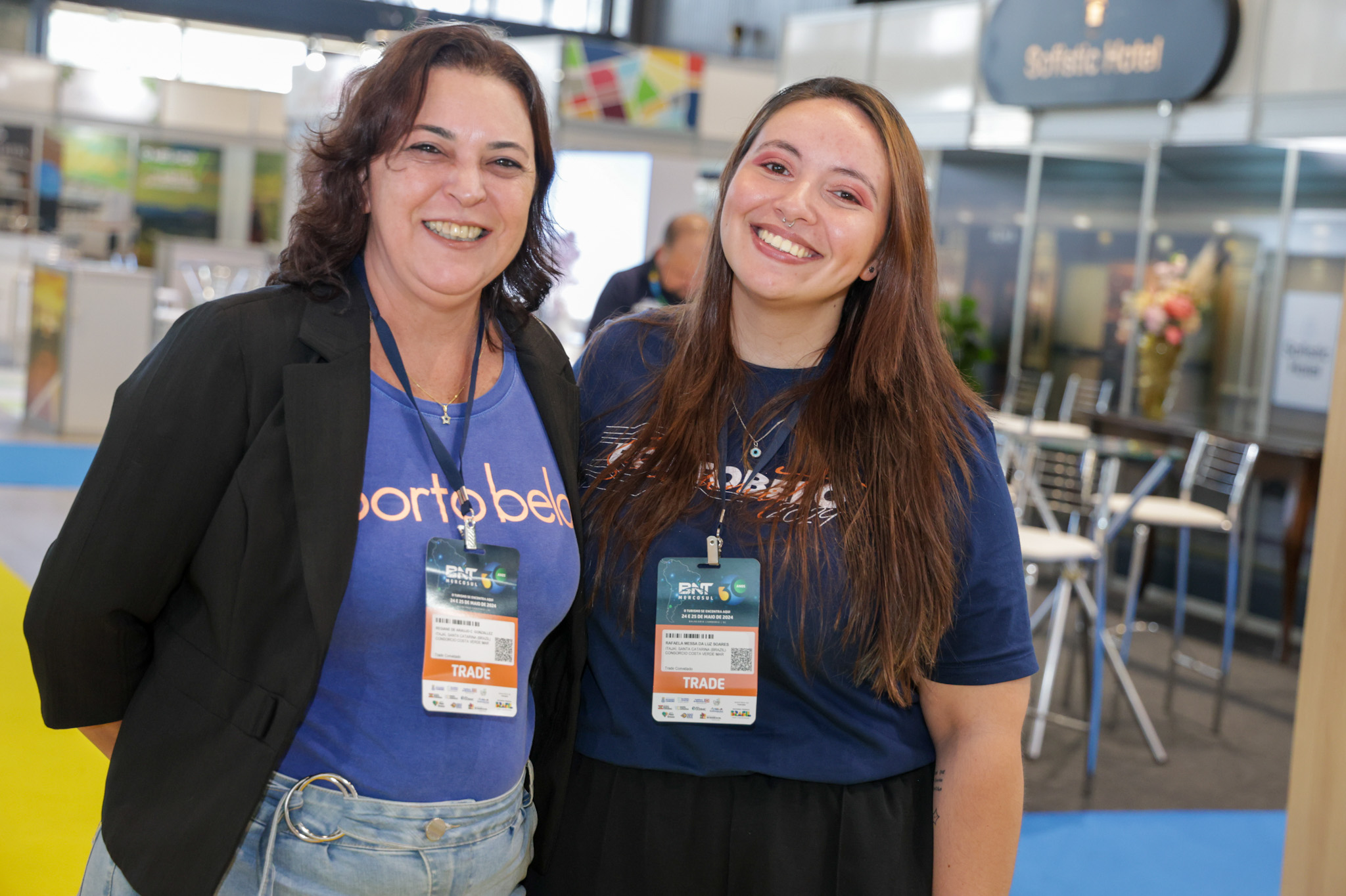 Regiane de Araújo Gonzalez e Rafaela Messa da Luz Soares, da Fundação Municipal de Turismo de Porto Belo Regiane de Araújo Gonzalez e Rafaela Messa da Luz Soares, da Fundação Municipal de Turismo de Porto Belo