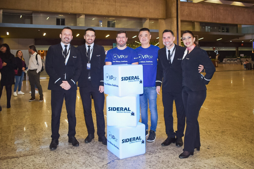 Renato Kido e Renato Alves, sócios-diretores da ViagensPromo com a equipe da Sideral Renato Kido e Renato Alves, sócios-diretores da ViagensPromo com a equipe da Sideral