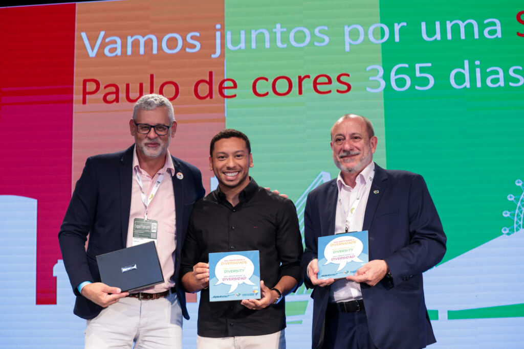 Ricardo Gomes, da Câmara de Turismo LGBT, e Rodolfo Marinho, secretário de Turismo da cidade de São Paulo, e Toni Sando, do Visite São Paulo e UNEDESTINOS Ricardo Gomes, da Câmara de Turismo LGBT, e Rodolfo Marinho, secretário de Turismo da cidade de São Paulo, e Toni Sando, do Visite São Paulo e UNEDESTINOS