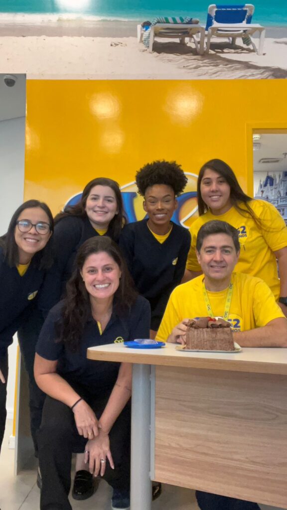 Roberto Vertemati, diretor de Expansão da CVC, comemorando junto ao time da CVC do Shopping São Caetano