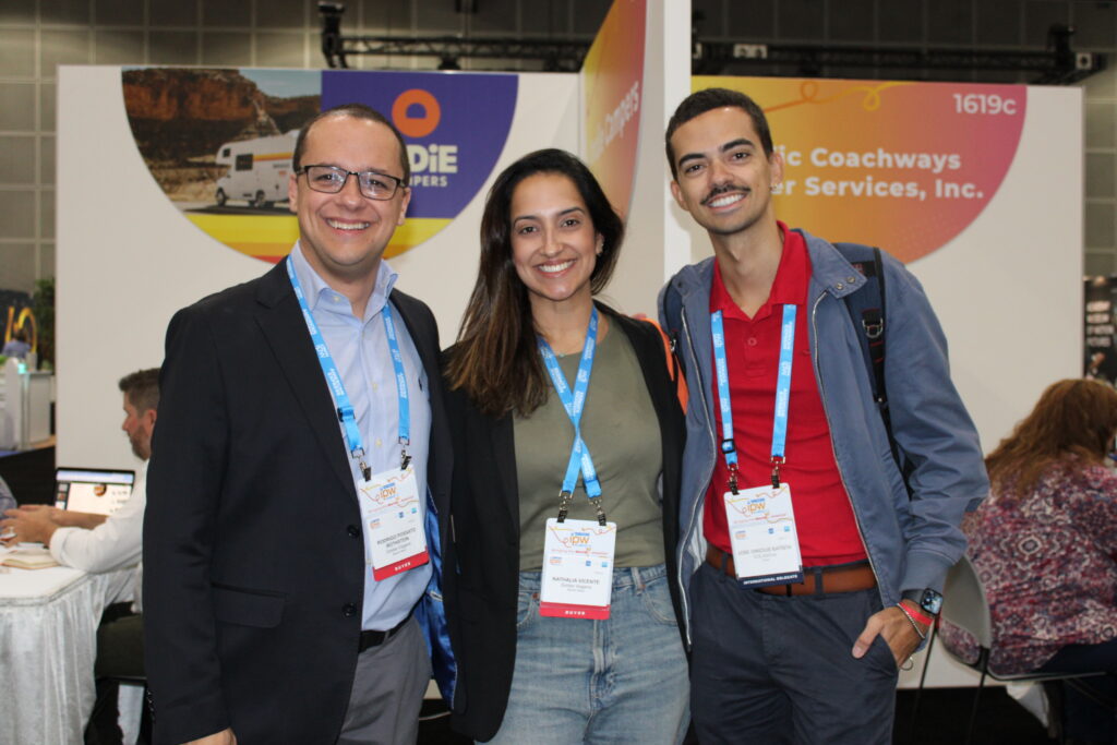 Rodrigo Possato e Nathalia Vicente, da Smiles Viagens, com Vinicius Batista, da Gol