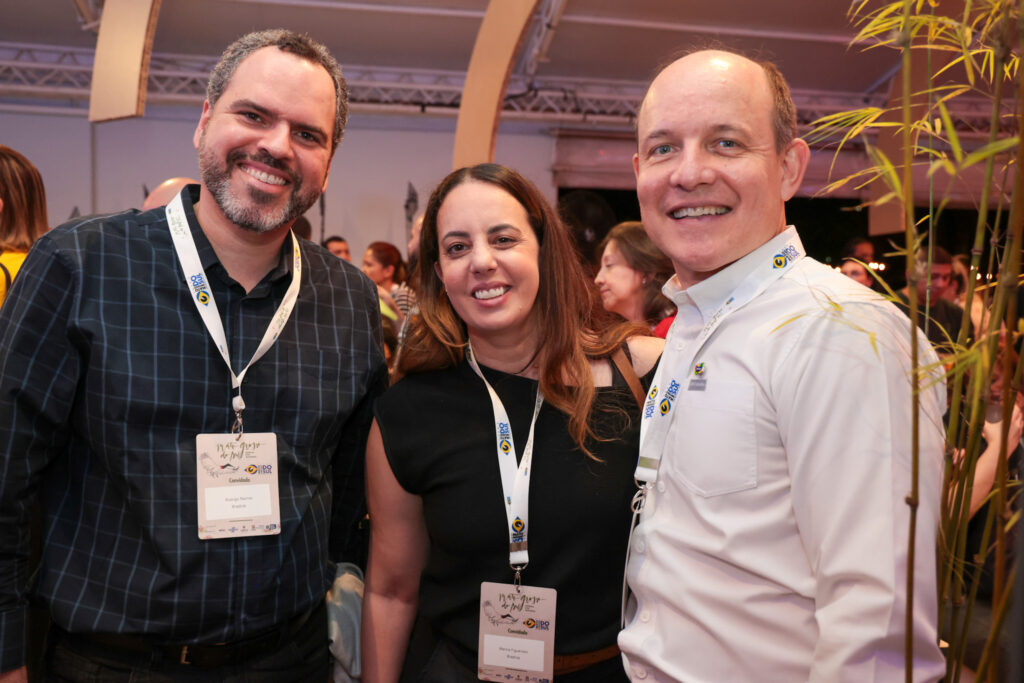 Rodrigo Ramos e Marina Figueiredo, da Braztoa, com Leonardo de Moura, da Embratur