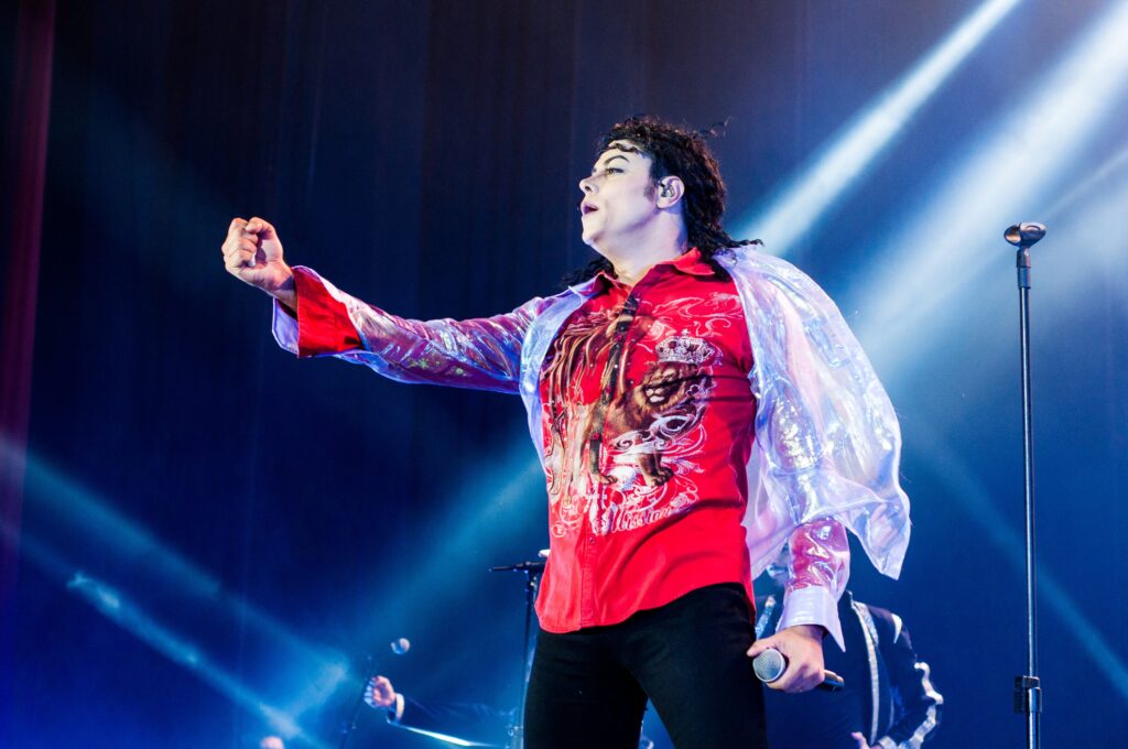 Rodrigo Teaser Tributo ao Rei do Pop 18 Le Canton terá show em homenagem a Michael Jackson e clínica de futebol com Túlio Maravilha