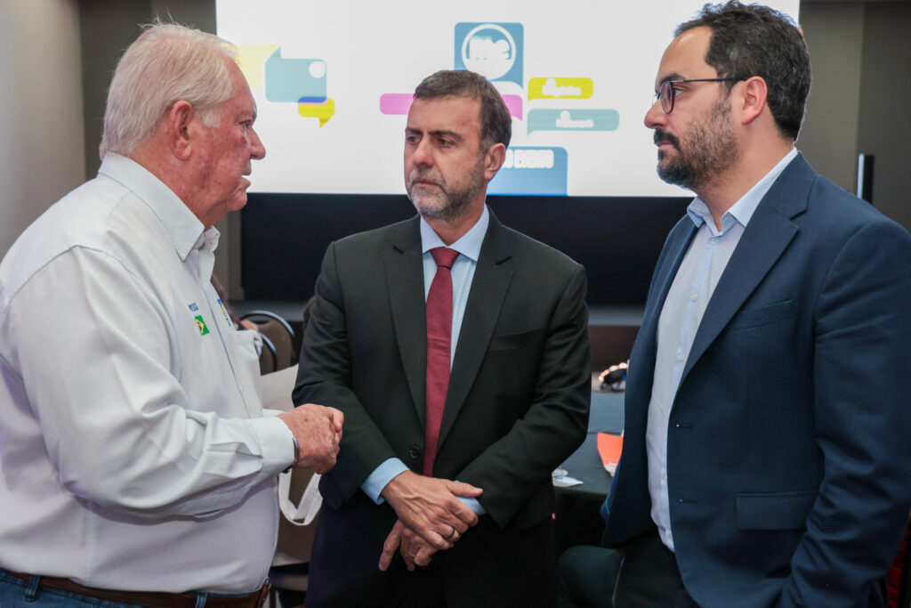 Roy Taylor, do M&E, Marcelo Freixo e Bruno Villa, da Embratur