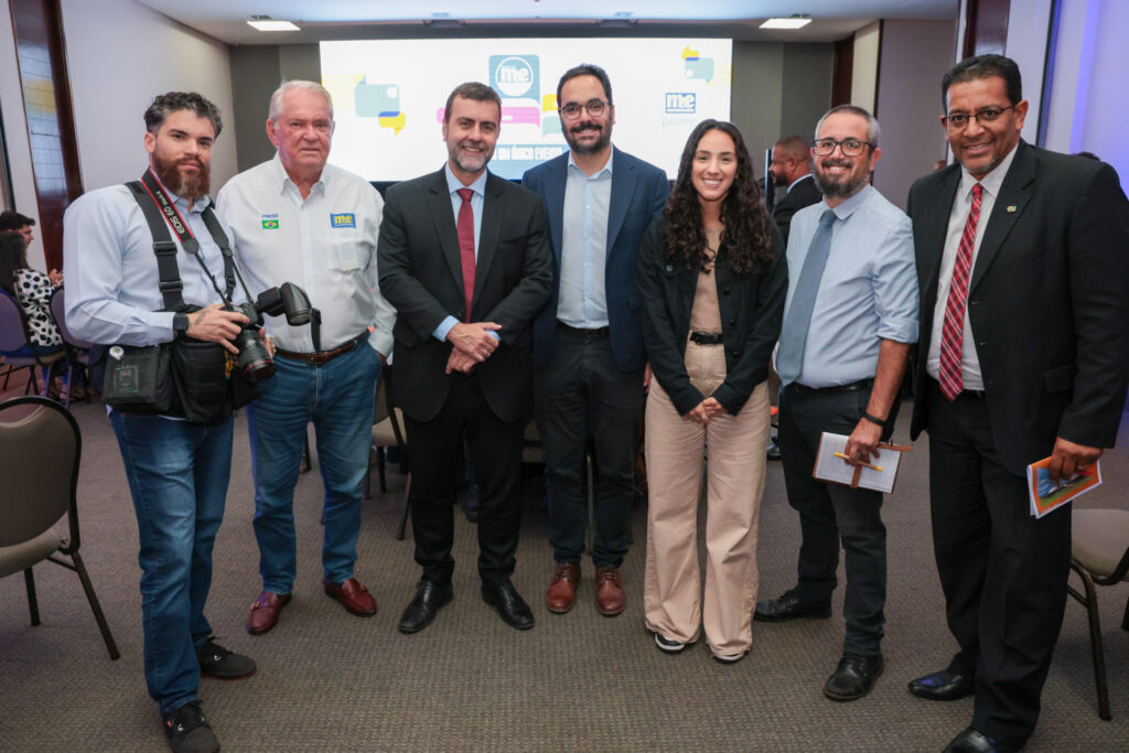 Roy Taylor, do M&E, com Renato Vaz, Marcelo Freixo, Bruno Villa, Juliana Marinho, Luiz Calcagno e Robson Marques, equipe da Embratur