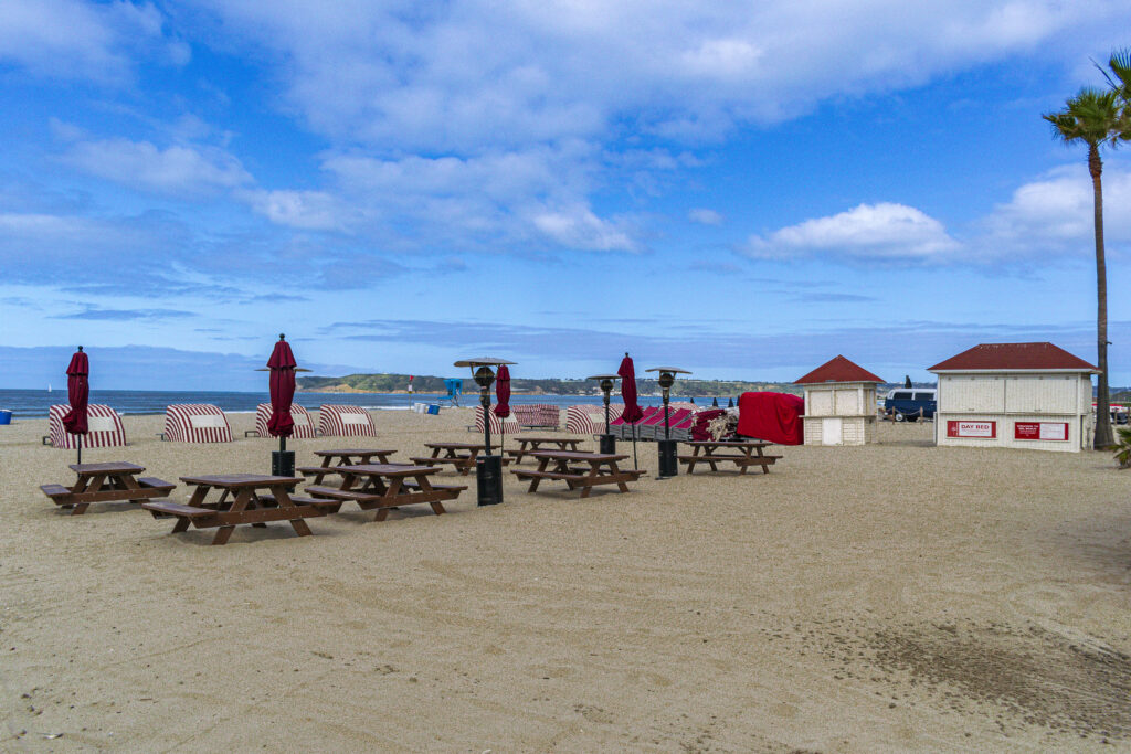 O Hotel Coronado oferece estrutura de praia aos hóspedes