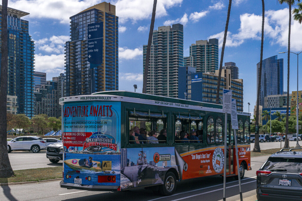 Uma das possibilidades de conhecer a cidade é utilizando o ônibus turístico