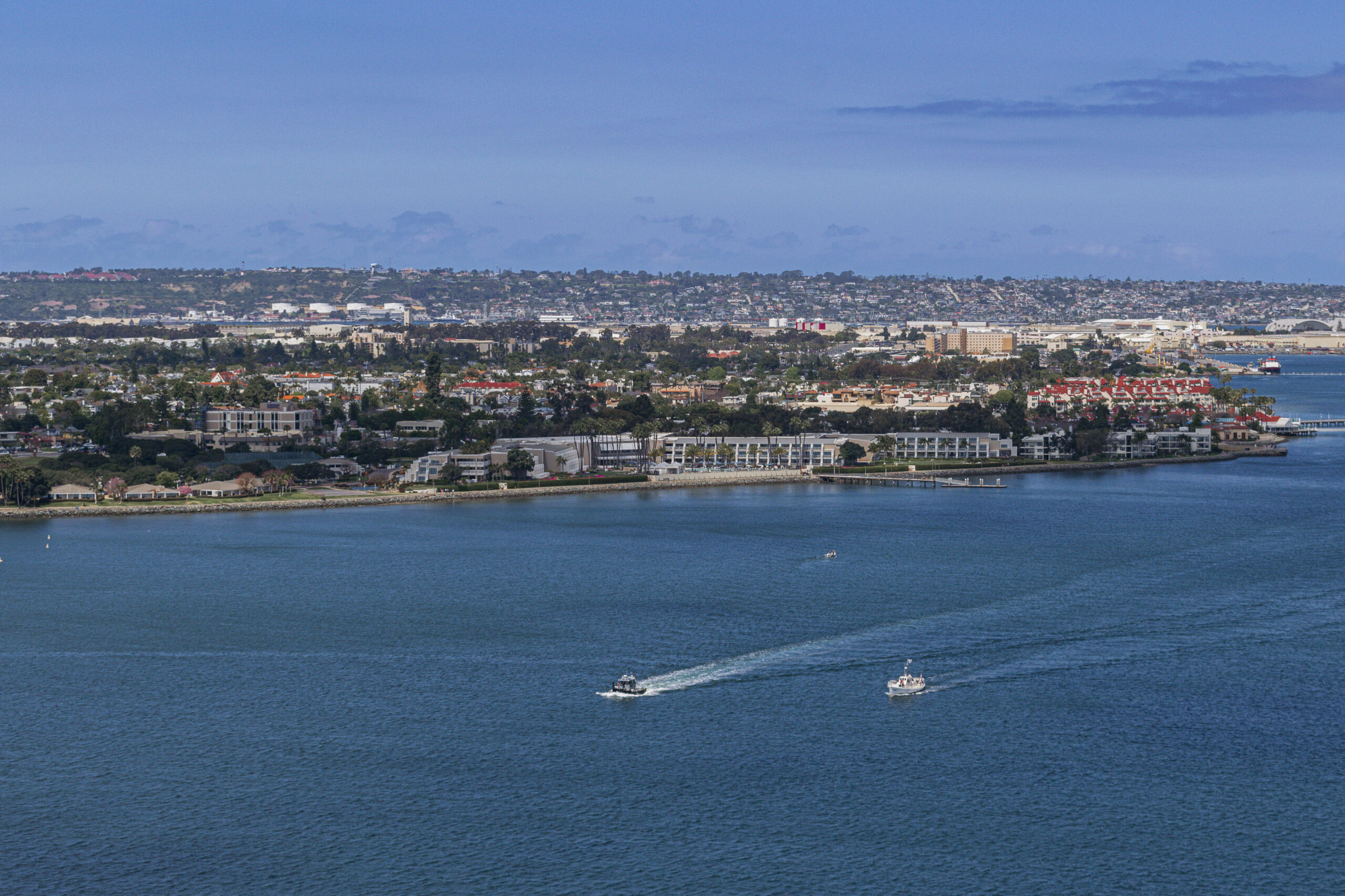 Diversos passeios de barco estão disponíveis para conhecer a cidade sobre uma perspectiva diferente Diversos passeios de barco estão disponíveis para conhecer a cidade sobre uma perspectiva diferente