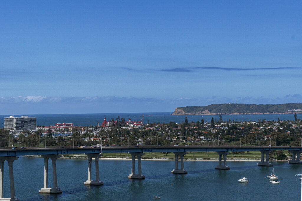 Vista para o final da ponte e a área de Coronado Beach