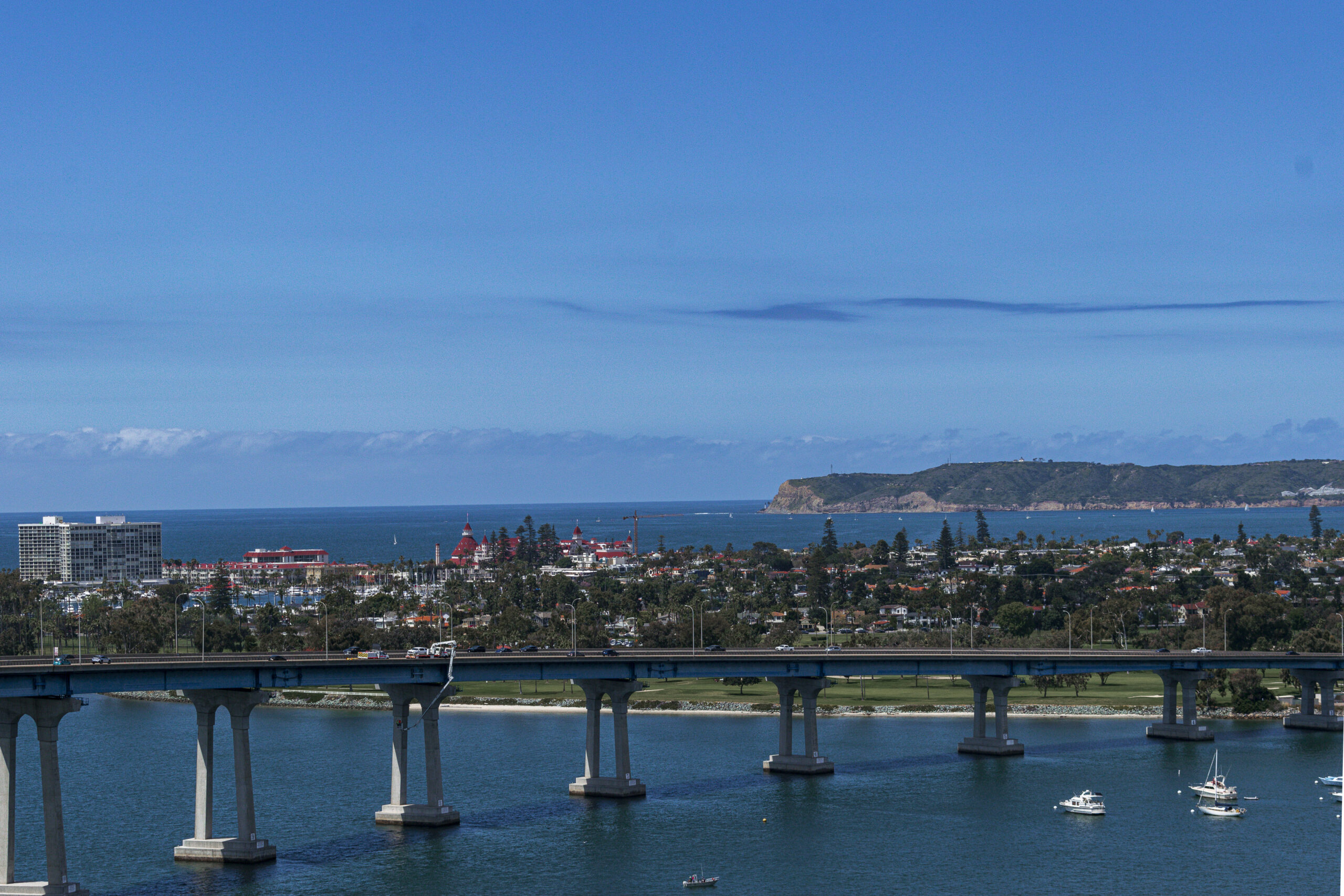 Vista para o final da ponte e a área de Coronado Beach Vista para o final da ponte e a área de Coronado Beach