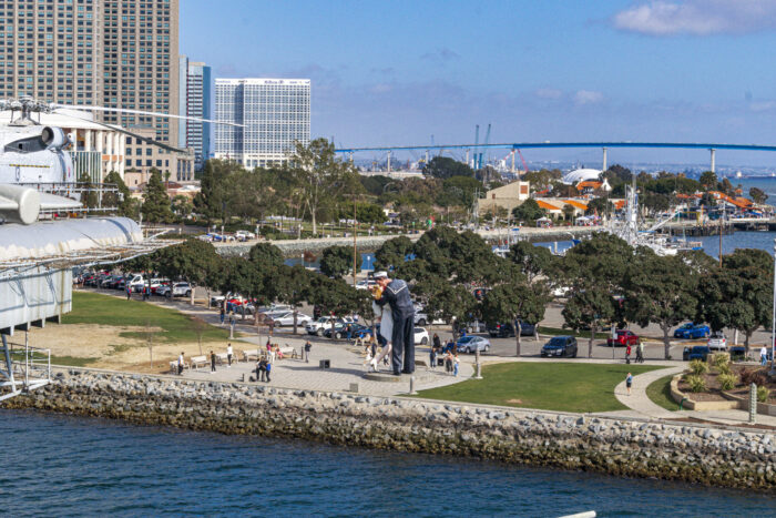 San Diego para aventureiros: divirta-se e aprenda com o melhor da cidade 3 A estátua do 'Beijo', marca o fim da Segunda Guerra Mundial e pode ser vista a partir do USS Midway Museum (Ana Azevedo/M&E)