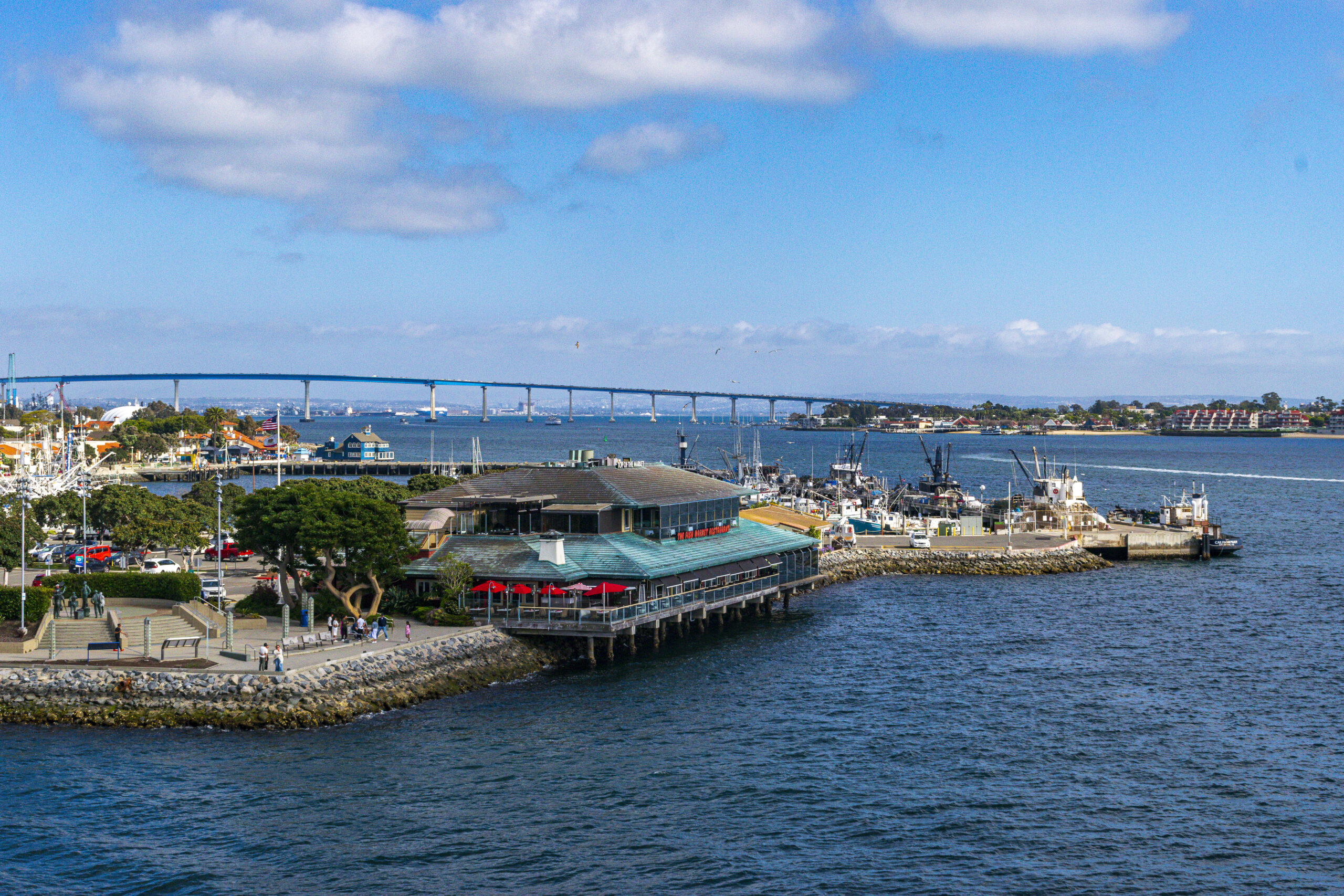 A Coronado Bridge é a ponte que conecta o continente à ilha de Coronado, uma das áreas mais nobres da cidade A Coronado Bridge é a ponte que conecta o continente à ilha de Coronado, uma das áreas mais nobres da cidade