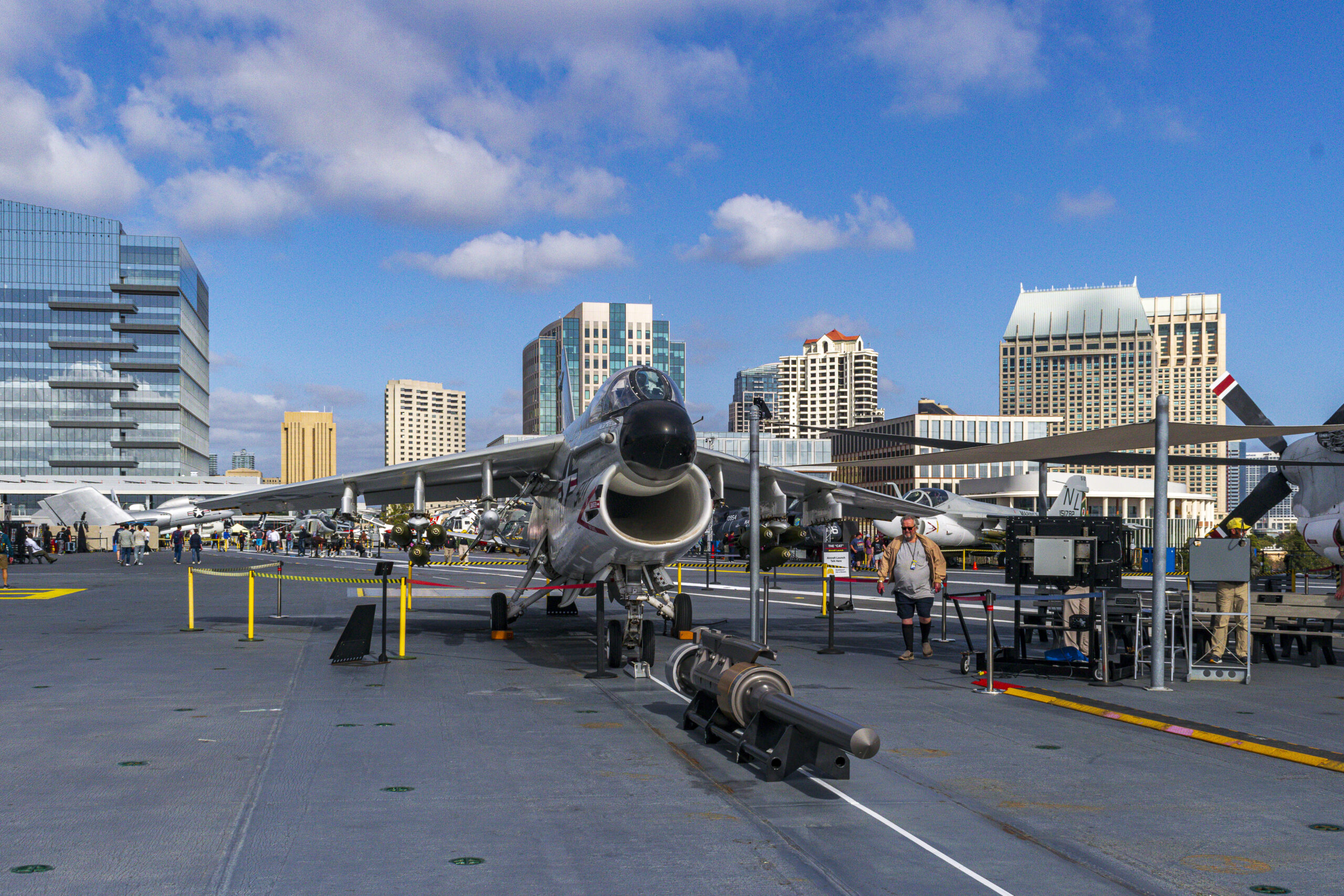 Mais de 100 aeronaves estão à mostra no USS Midway Museum Mais de 100 aeronaves estão à mostra no USS Midway Museum