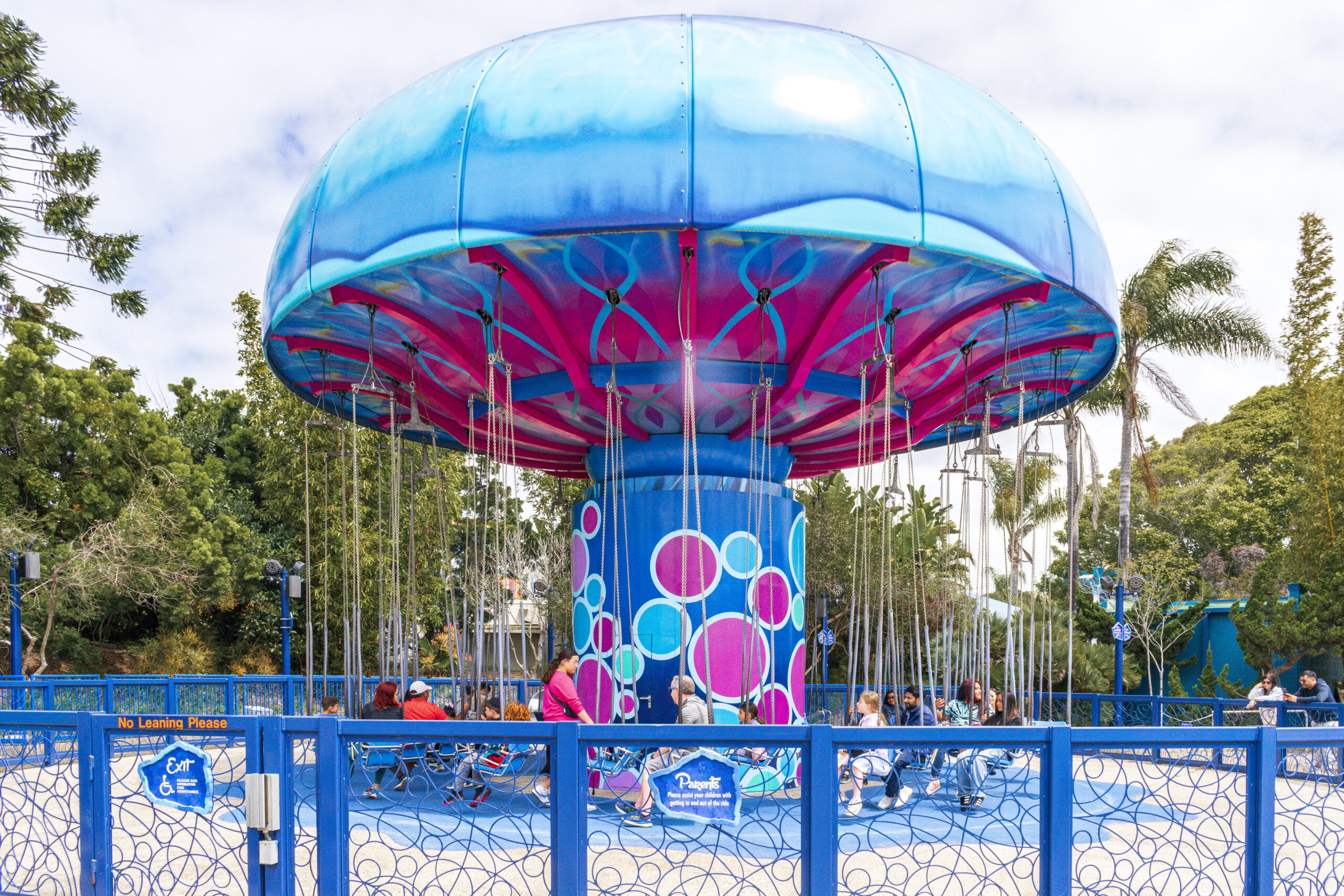 Brinquedos não tão radicais estão disponíveis no parque Brinquedos não tão radicais estão disponíveis no parque