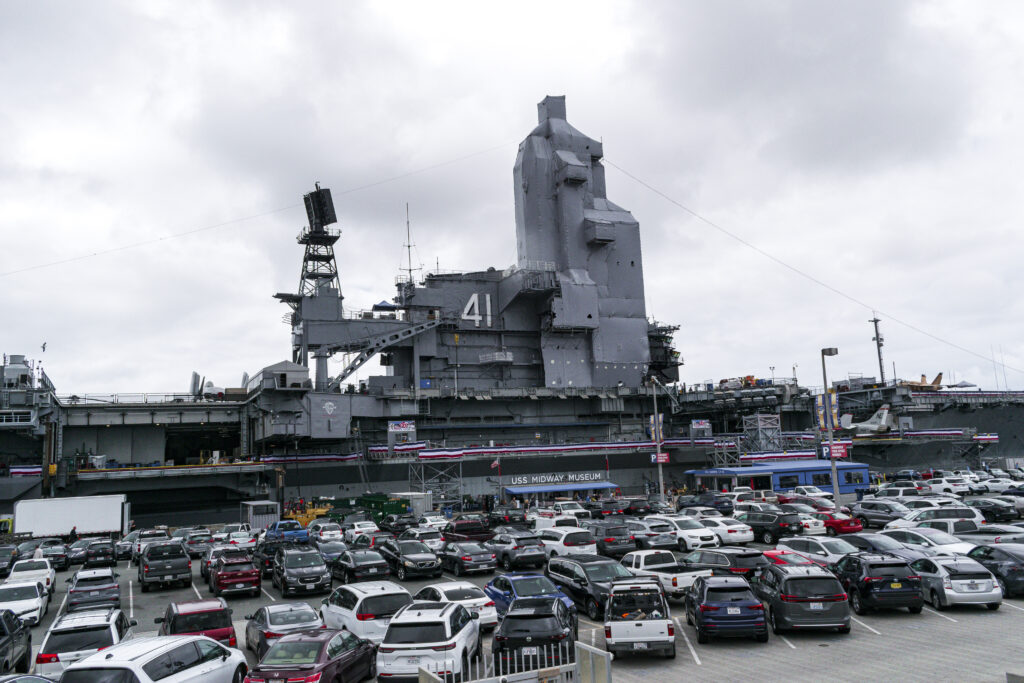 O USS Midway Museum é um museu dentro de um navio porta-aviões de guerra