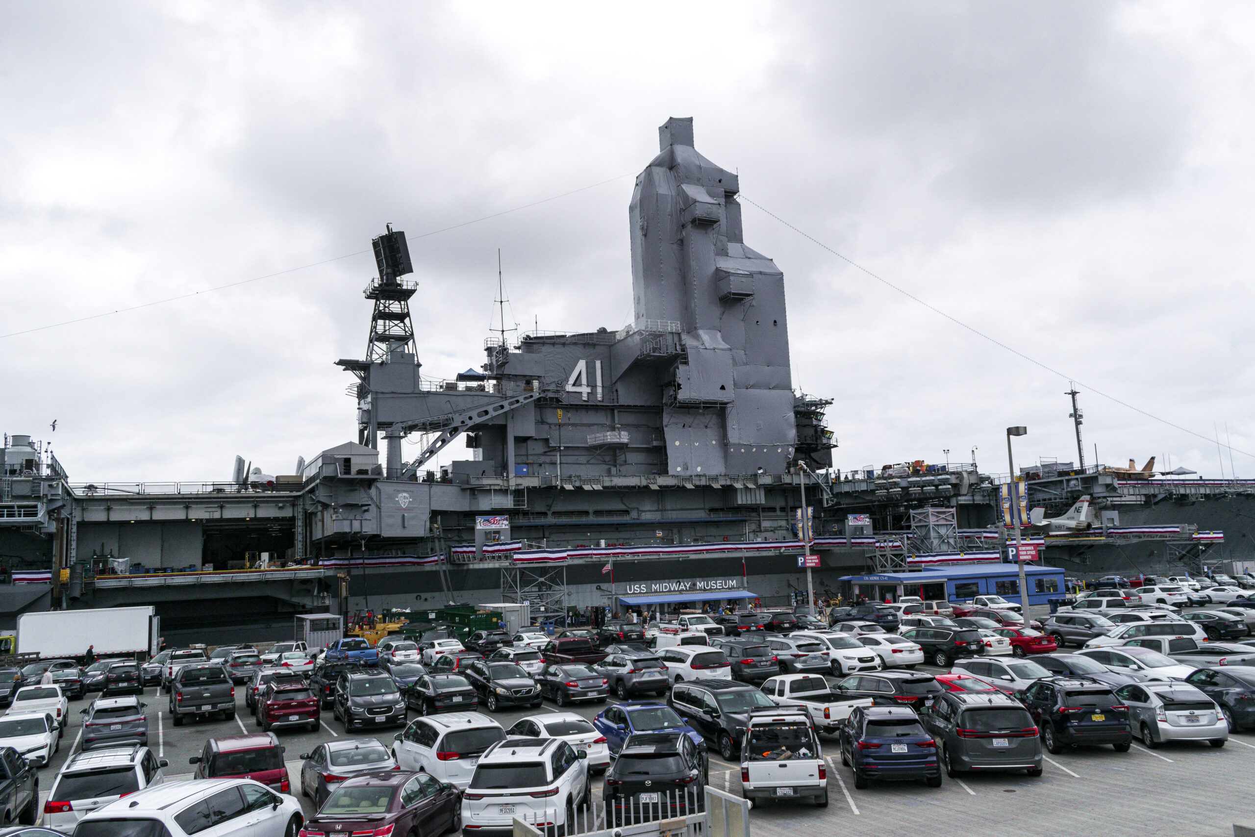 O USS Midway Museum é um museu dentro de um navio porta-aviões de guerra O USS Midway Museum é um museu dentro de um navio porta-aviões de guerra
