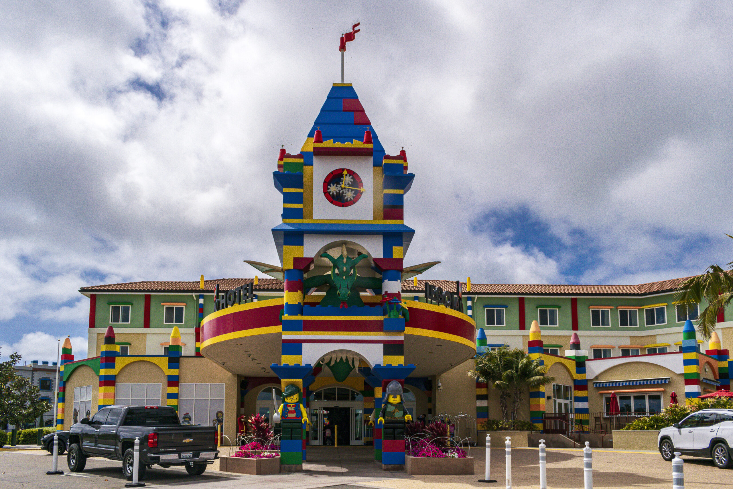 No parque há um hotel temático No parque há um hotel temático
