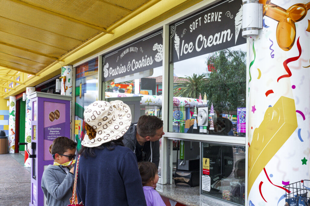 Lojas de souvenir e alimentação estão disponíveis