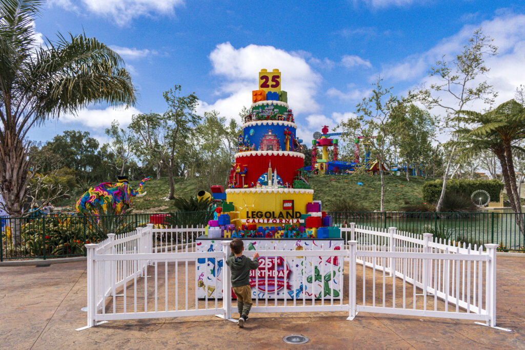 Bolo comemorativo feito em Lego celebrando os anos de funcionamento do parque