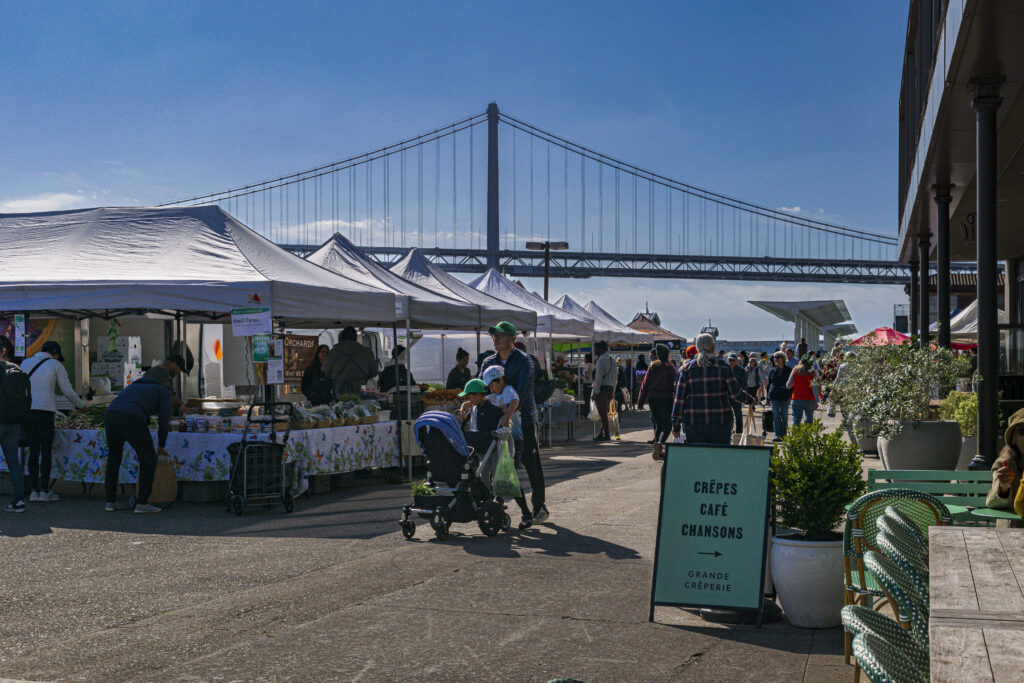 Verduras, legumes, frutas e doces estão disponíveis no Farmers Market