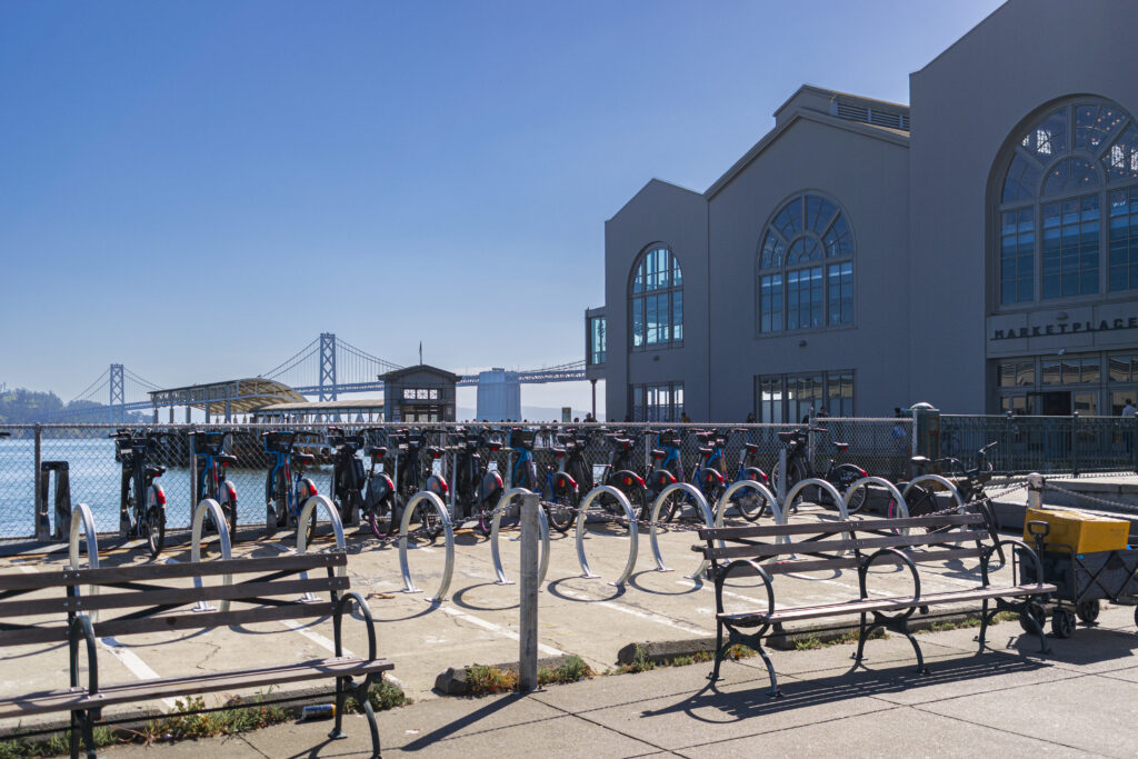 Na região de Embarcadero há opções de bicicleta para alugar