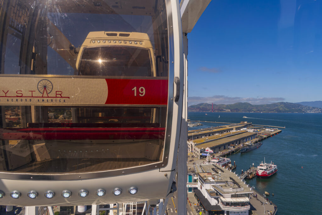 Do alto da roda gigante é possível ver a orla Leste e Oeste de  San Francisco