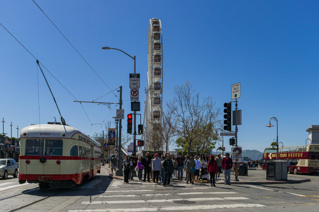 O bondinho faz parada no Pier 39