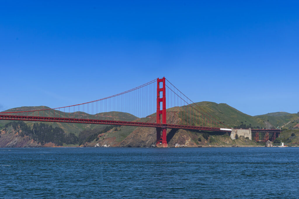 É possível percorrer a Golden Gate Bridge a pé, de bicicleta ou de veículos motorizados