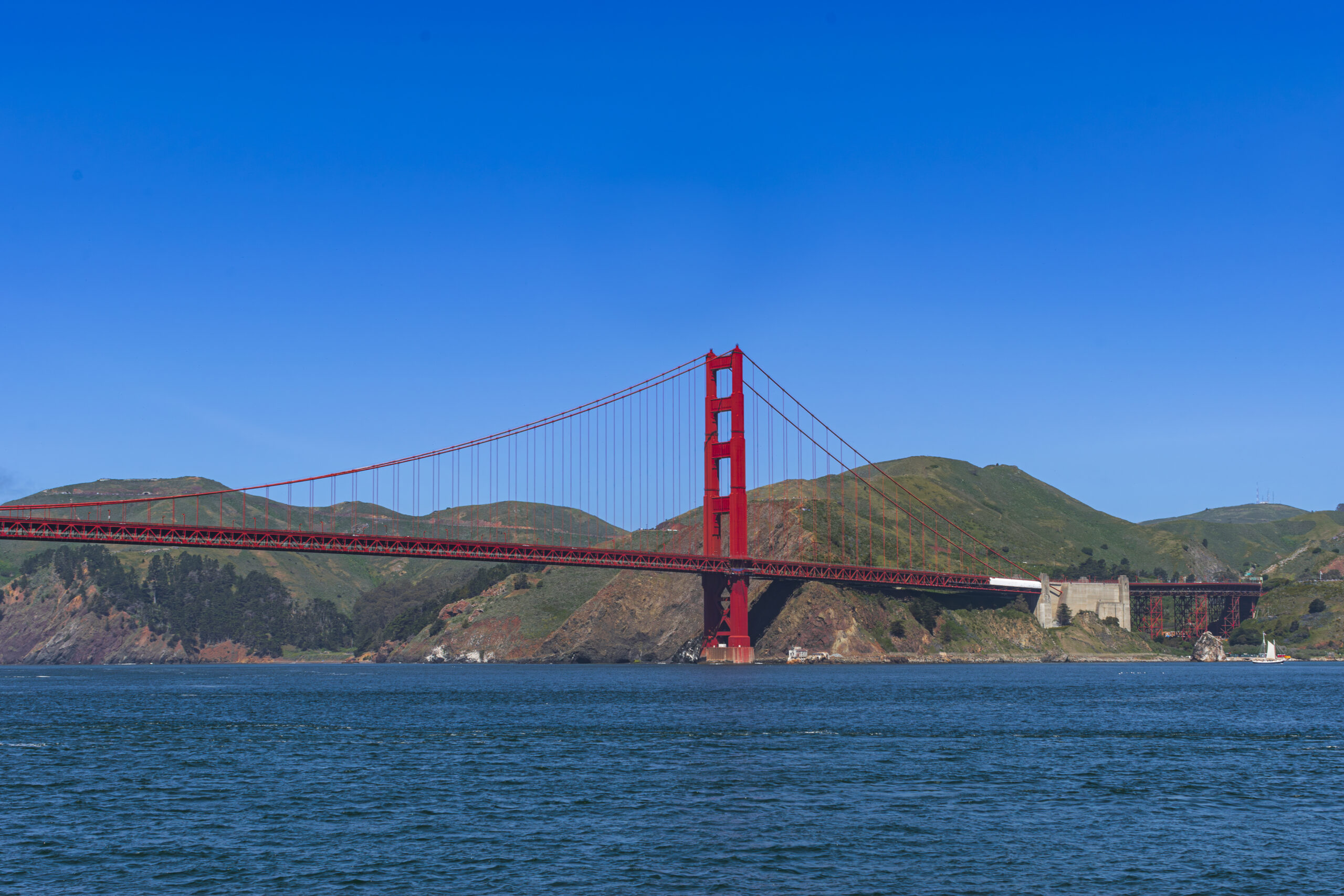 É possível percorrer a Golden Gate Bridge a pé, de bicicleta ou de veículos motorizados É possível percorrer a Golden Gate Bridge a pé, de bicicleta ou de veículos motorizados