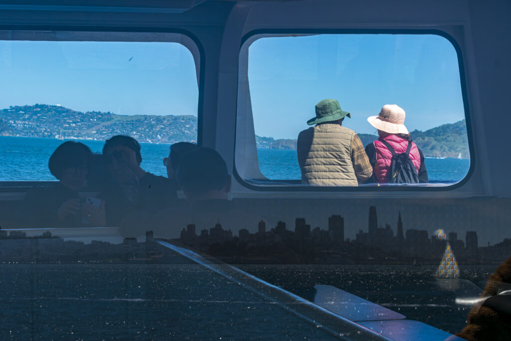 Reflexos da cidade no barco que faz o passeio na Baía de San Francisco