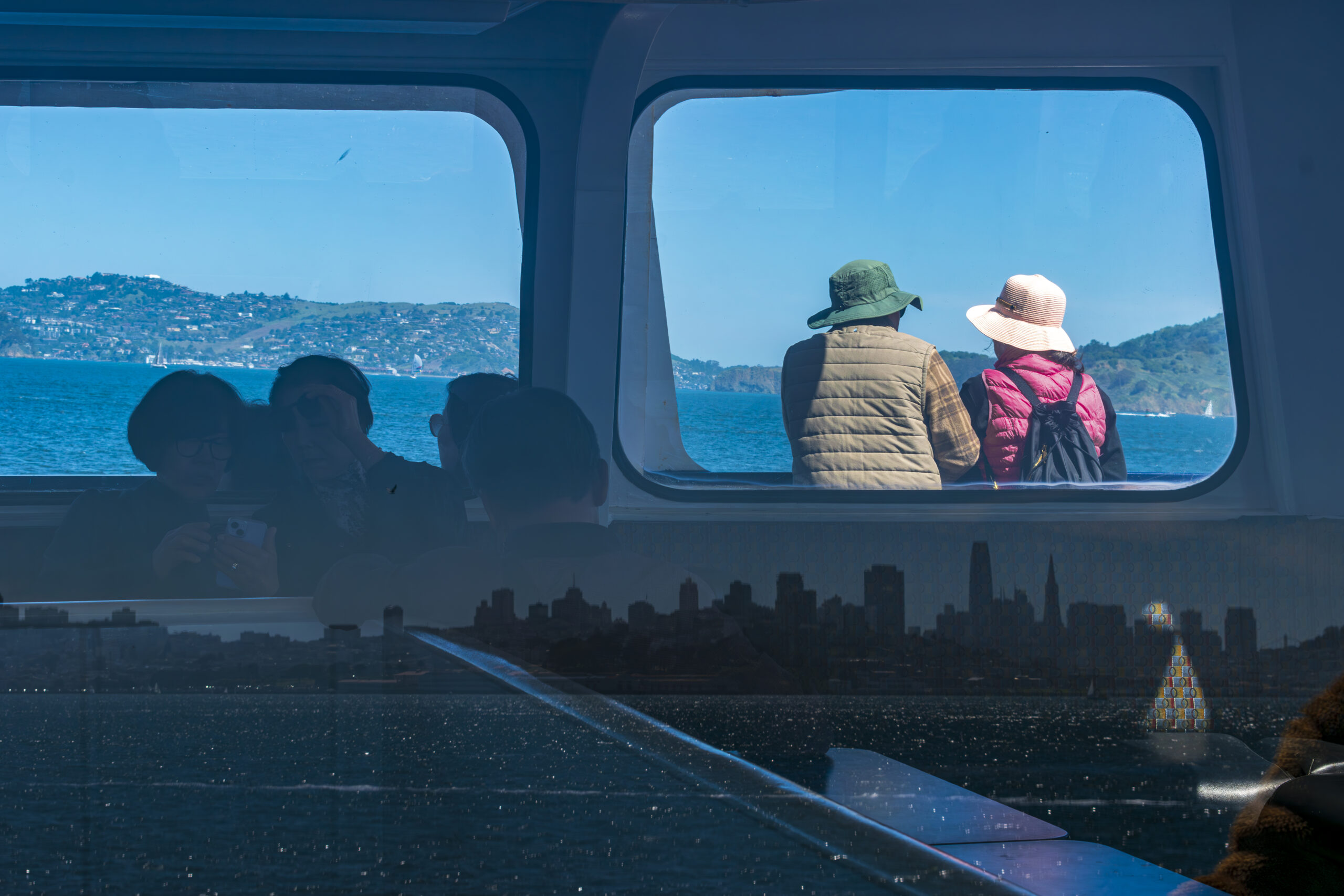 Reflexos da cidade no barco que faz o passeio na Baía de San Francisco Reflexos da cidade no barco que faz o passeio na Baía de San Francisco